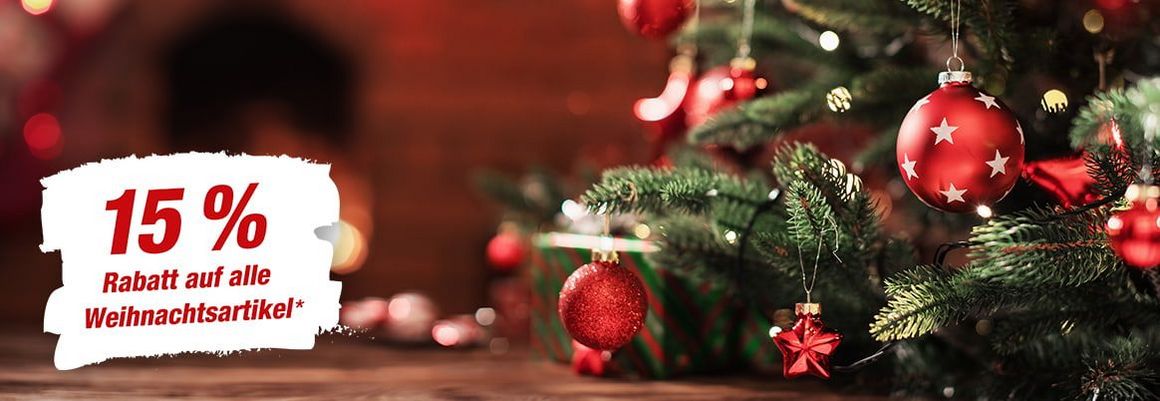 Geschmückter Weihnachtsbaum mit roten Kugeln